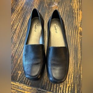 Trotters Black Leather Loafers
